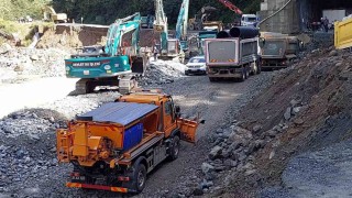 Sel ve heyelanlar nedeniyle 3 gündür kapalı olan Çamlıhemşin-Ayder karayolu ulaşıma açıldı