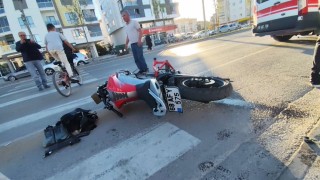 Servis minibüsü ile motosiklet çarpıştı: 1 ağır yaralı