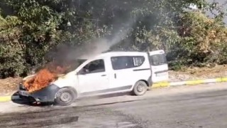 Seyir halindeki kamyonet alev alev yandı