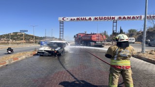 Seyir halindeki otomobil alev aldı