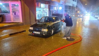 Seyir halindeki otomobil bir anda alev topuna döndü