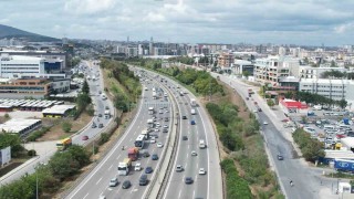 Seyir halindeki otomobil yandı, trafik kilitlendi