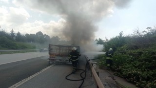 Seyir halindeki tırın dorsesinden alevler yükseldi