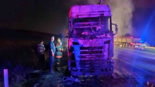 Seyir halindeyken alevlere teslim olan tır kullanılmaz hale geldi