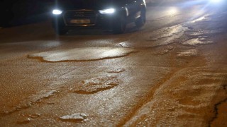 Seyir halindeyken yola beton döken mikser, vatandaşları çileden çıkarttı