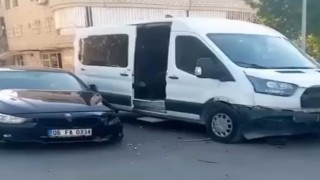 Siirtte minibüs ile otomobil çarpıştı