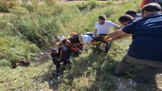 Siirtte öğretmenleri taşıyan otomobil dereye uçtu: 2 yaralı