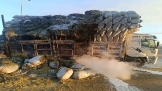 Siirtte saman yüklü kamyonda yangın çıktı