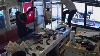 Silahla kuyumcu soymaya gelen 3 acemi hırsızın ellerinin boş döndükleri anlar kamerada