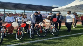 Silopi Kaymakamı Partal, başarılı öğrencilere bisiklet hediye etti