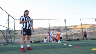 Sinan Kaloğlunun kuzeni Yağmur Bor, halı sahaların gözdesi oldu