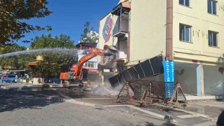 Sındırgıda depremde hasar alan otel yıkıldı