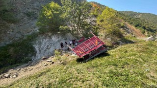 Sinopta freni boşalan kamyon şarampole uçtu: 1 ölü