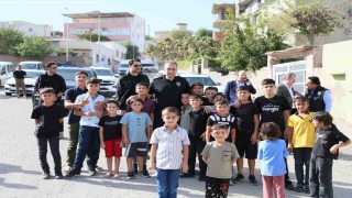 Şırnak Emniyet Müdürü Sazak çocuklarla oyun oynayıp esnafla sohbet etti