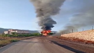 Şırnakta yol çalışmasında hasar gören petrol borusu alev aldı