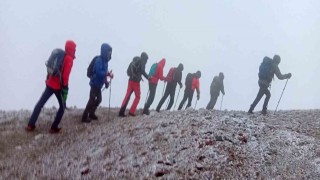 Sis ve fırtınaya rağmen Ağrı Dağında zirveye ulaştılar