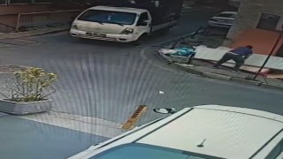 Şişlide kamyonetten indirdiği atık eşyaları sokağa böyle bıraktılar