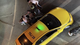 Şişlide taksi şoförüyle motosikletli arasındaki yol verme tartışması kameraya yansıdı