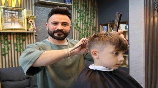 Sivaslı kuaförün yaptığı takdir topladı, 400 öğrenciyi ücretsiz tıraş etti