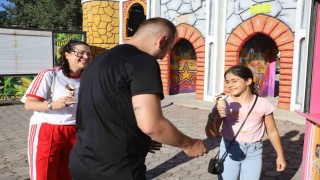 Sivasta çocuk sahibi olmayan çift, evlilik yıl dönümlerini lunaparkta onlarca çocuğu eğlendirerek kutladı