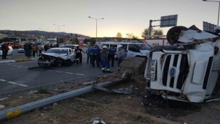Sivasta fındık işçilerini taşıyan minibüs otomobille çarpıştı: 15 yaralı