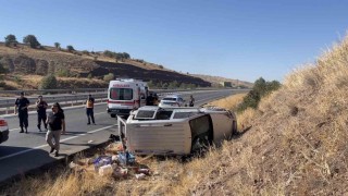 Sivasta kontrolden çıkan araç devrildi: 4 yaralı
