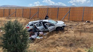 Sivasta yoldan çıkan araçtaki 1i bebek 4 kişi yaralandı