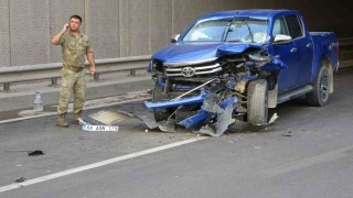 Sivil ekip aracı ile jandarma aracı çarpıştı, trafik kilitlendi