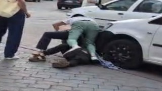 Sokak ortasında yaşanan bıçaklı kavgada dehşet anları