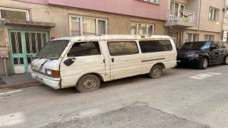 Sokakta terk edilen panelvan araç