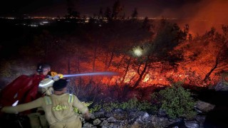Sökede alevler geceyi aydınlattı