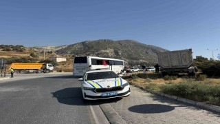 Sökede freni tutmayan tır otobüse çarptı: O anlar araç kamerasına yansıdı