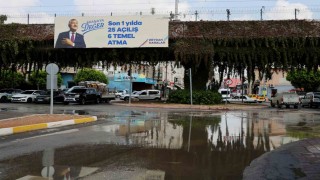 Su borusu patladı, cadde göle döndü