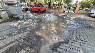 Su stresine rağmen tonlarca su sokaklara akıyor