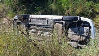 Sulama kanalına uçan otomobilin sürücüsü kazayı yara almadan atlattı