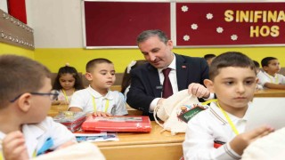 Sultanbeyli Belediyesinden okula yeni başlayan tüm öğrencilere ücretsiz kırtasiye seti