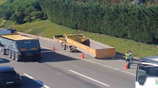 Sultanbeylide hafriyat kamyonu dorsesi üst geçide çarptı