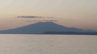 Süphan Dağı zirvesindeki bulut, Van Gölü ile görsel şölen oluşturdu