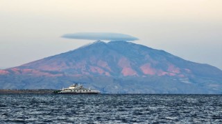 Süphan Dağının zirvesinde ‘mercek bulutu görsel şölen oluşturdu