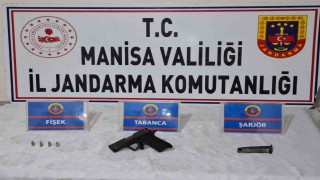 Şüpheli gençten tabanca ve mermi çıktı