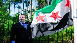 Suriye bayrağı, Washingtondaki büyükelçilikte göndere çekildi