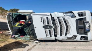 Sürücüsünün direksiyon hakimiyetini kaybettiği tır devrildi: 1 yaralı