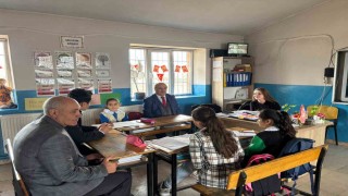 Susuz Kaymakamı Tutal, öğretmen ve öğrencilerle buluştu