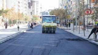 Suvaroğlu Caddesinde sıcak asfalt serimi yapılıyor