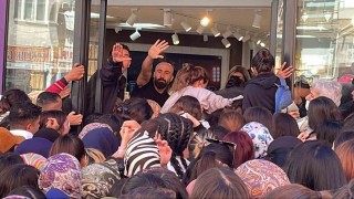 Takı ve kozmetik ürün mağazası açılışında izdiham