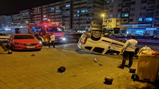 Takla atan hafif ticari araç park halindeki 2 otomobile çarptı: 3 yaralı