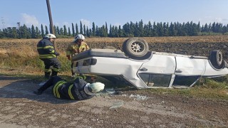 Takla atarak ters dönen otomobildeki 2 kişi yaralandı