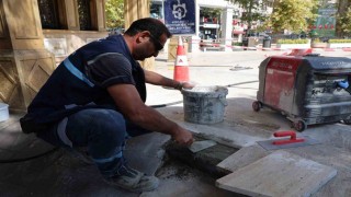 Tarihi caminin kırık taşları ve zemini onarılıyor