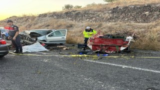 Tarım aracı ile otomobil çarpıştı: 1 ölü, 4 yaralı