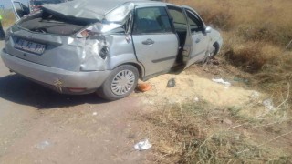 Tarım arazisine devrilen otomobilde 4 kişi yaralandı